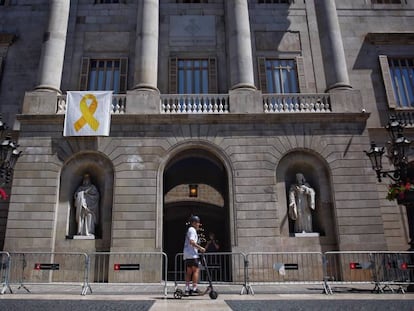 El llaç groc acabat de penjar a l'Ajunbtament de Barcelona.