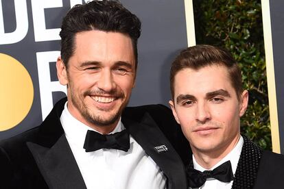 James Franco y Dave Franco posan en la alfombra roja de los Globos de Oro con el pin feminista de la noche.