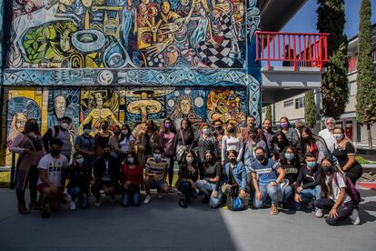 escritora ecuatoriana Mónica Ojeda reunida con jóvenes FIL de Guadalajara