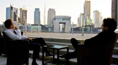 Dos hombres observan los edificios del Dubai International Financial Center, en Dubai.