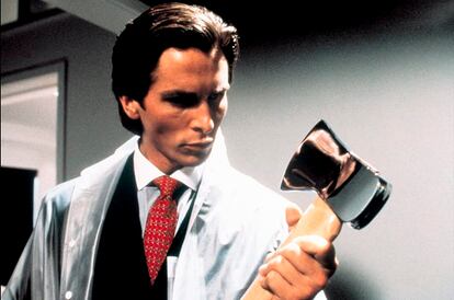 Christian Bale en 'American Psycho' (2000) preparándose para la faena.