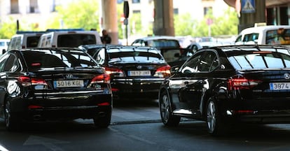 Cotxes VTC a l'estació d'Atocha (Madrid).