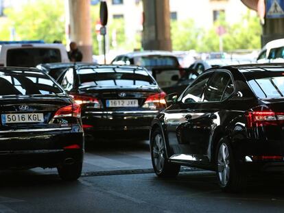 Coches VTC en la estación de Atocha (Madrid).