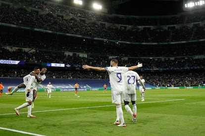 Los jugadores del Real Madrid celebran haber anotado un gol en el Santiago Bernabéu.