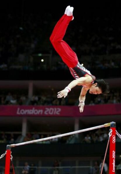 Uchimura falla en su ejercicio en barra fija.