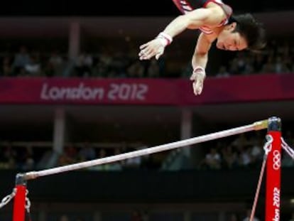 Uchimura falla en su ejercicio en barra fija.