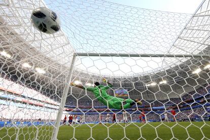 El balón del serbio Aleksandar Kolarov entra en la portería del equipo de Costa Rica.