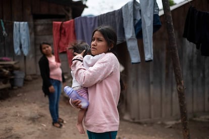 Cristina Moreno sostiene a su bebé en brazos. El embarazo temprano es una realidad aquí. Más de 3.000 niñas y adolescentes guerrerenses de entre 9 y 17 años parieron el año pasado, algunas de ellas dentro de estos matrimonios arreglados, según cifras oficiales.