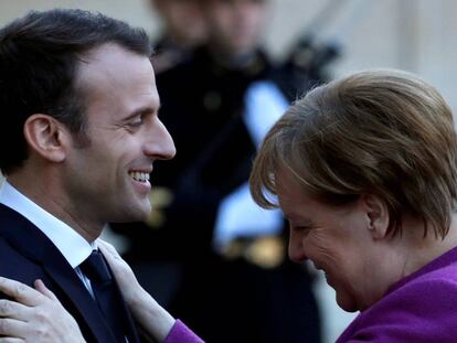 El presidente francés, Emmanuel Macron, y la canciller alemana, Angela Merkel, en París el pasado marzo.
