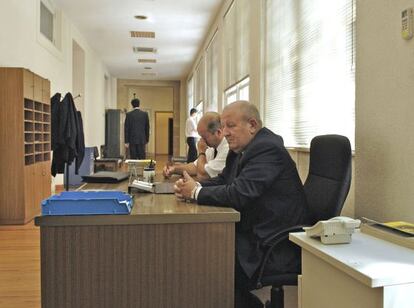 Dos bedeles empleados por la Diputación de Ourense comparten mesa en enero de 2010.