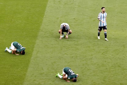 Dos jugadores saudíes celebran este martes la victoria ante Argentina en el estadio Lusail, en Qatar.