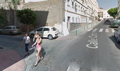 Tres personas caminan por la calle Codoneros, en el barrio La Chancha, en Almería.