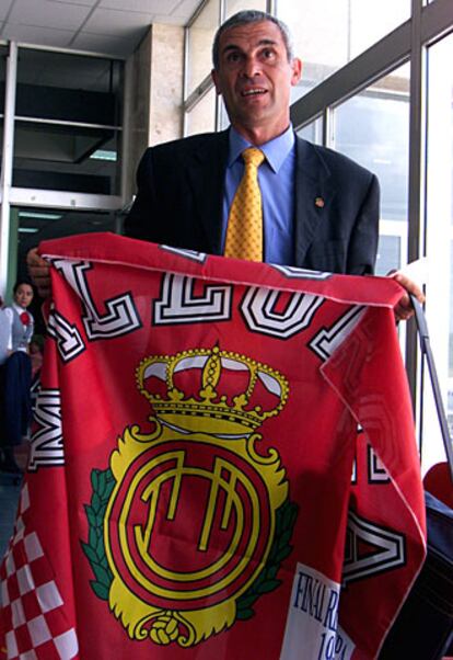 Héctor Cúper sostiene una bandera del Mallorca durante su anterior etapa en el club balear.