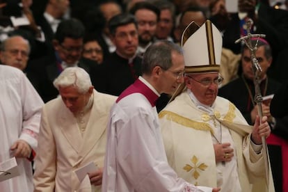 Benedicto, a la izquierda, tras ser saludado por el papa Francisco.