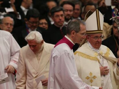 Bento, à esquerda,após ser saudado pelo papa Francisco.