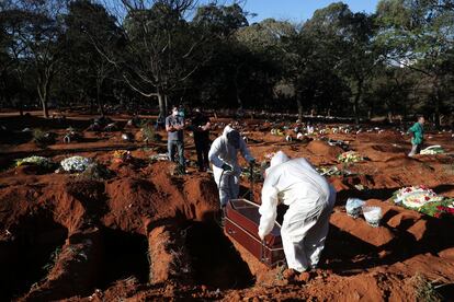 Enterro de Izolina de Sousa, 85, que morreu de covid-19, no cemitério da Vila Formosa, em São Paulo.