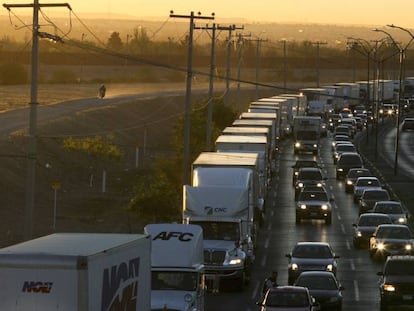 Uma fila de caminhões na fronteira do México com EUA em abril.