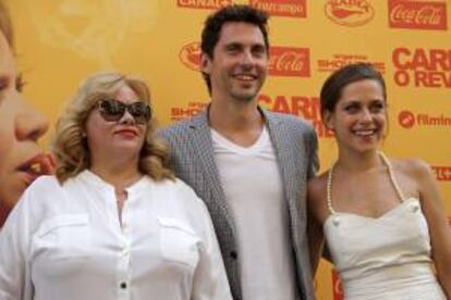 Carmina Barrios, Paco León y María León durante la presentación hoy de la premiada ópera prima del actor, director y productor, "Carmina o revienta", que se estrena el jueves próximo en 20 salas de toda España, al tiempo que se podrá ver previo pago por internet o comprar en dvd.