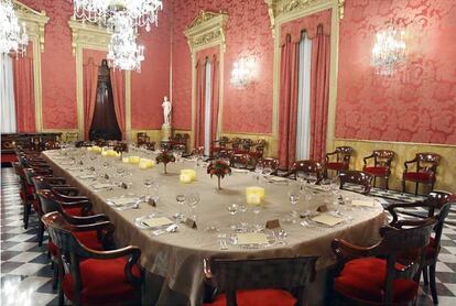 Una enorme mesa para celebrar un banquete en el Salón dorado de la Llotja.