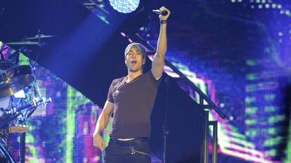 Enrique Iglesias, durante su actuación de anoche en Madrid.