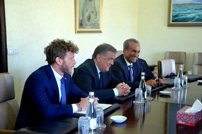 Desde la izquierda: Francesco Giorgi, pareja de la exvicepresidenta de la Eurocámara Eva Kaili; el diputado italiano Antonio Panzeri, y el actual embajador de Marruecos en Roma, Abderrahim Atmoun, el 9 de mayo de 2017, en una imagen publicada por este último en su página de Facebook.