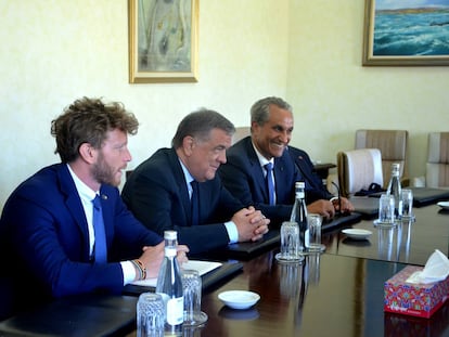 Desde la izquierda: Francesco Giorgi, pareja de la exvicepresidenta de la Eurocámara Eva Kaili; el diputado italiano Antonio Panzeri, y el actual embajador de Marruecos en Roma, Abderrahim Atmoun, el 9 de mayo de 2017, en una imagen publicada por este último en su página de Facebook.