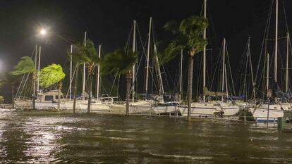 Una calle inundada en Safety Harbor, Florida.