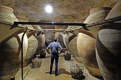 Grandes tinajas en la cueva Persiles, en Tomelloso. 