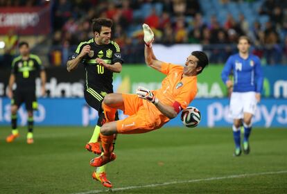 Fábregas y Buffon durante un lance del partido.