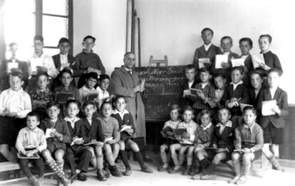 Bernardo Pérez, uno de los maestros fusilados en la Guerra Civil, en su escuela de Fuentesaúco (Zamora).