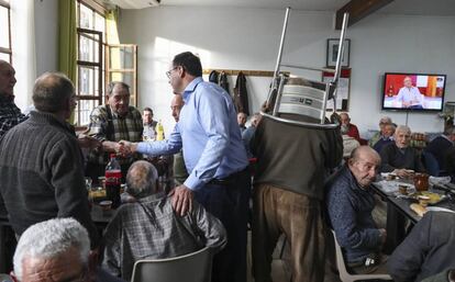 El presidente de la Diputación de Cuenca, el popular Benjamín Prieto, en una ruta de precampaña en Ledaña.