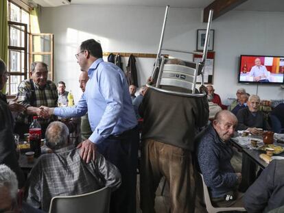 El presidente de la Diputación de Cuenca, el popular Benjamín Prieto, en una ruta de precampaña en Ledaña.