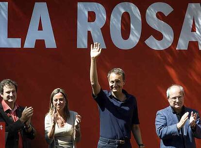 De izquierda a derecha, Jordi Hereu, Carme Chacón, José Luis Rodríguez Zapatero y José Montilla, ayer en Barcelona.