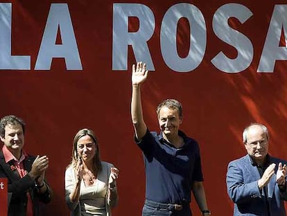 De izquierda a derecha, Jordi Hereu, Carme Chacón, José Luis Rodríguez Zapatero y José Montilla, ayer en Barcelona.