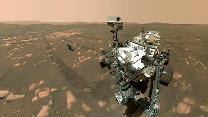 El vehículo 'Perseverance' y el dron 'Ingenuity', en la superficie de Marte.