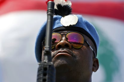 Un miembro de las fuerzas de paz de Ghana durante la ceremonia de conmemoración de la transferencia de autoridad entre el jefe de la misión saliente y el recién nombrado, en la sede de la FPNUL en la ciudad libanesa meridional de Naqoura (Líbano).