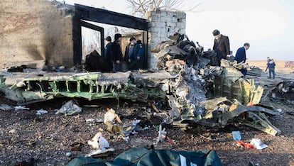 Restos del avión siniestrado en Shahriar (Irán).