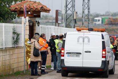 Miembros de los servicios de emergencia a las puertas de la  residencia de mayores en Villafranca de Ebro, este viernes. 