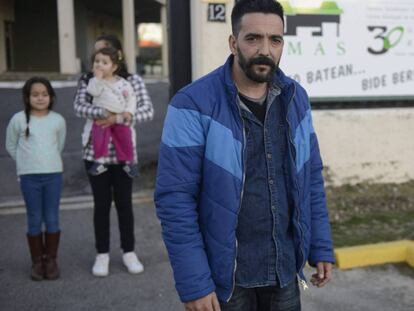  La familia Manzanares Cortés con Pedro en primer término y su mujer y dos hijas al fondo en la puerta del alabergue donde están instalados hasta que se resuelva su situación.