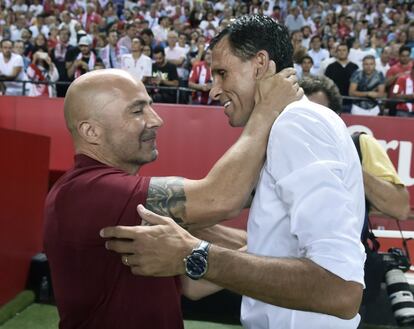 El entrenador argentino del Sevilla, Jorge Sampaoli, saluda al entrenador uruguayo del Betis, Gustavo Poyet.