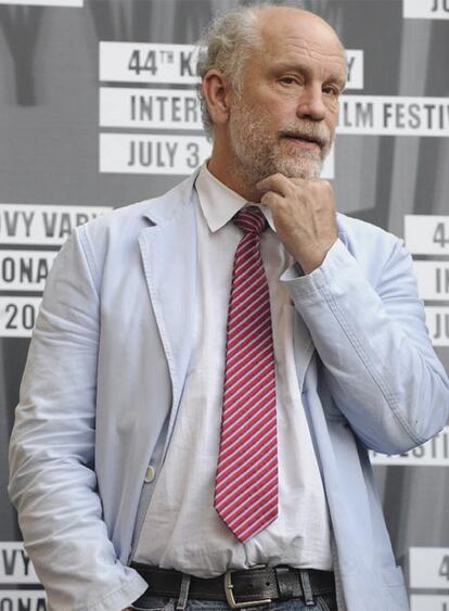 El actor estadounidense John Malkovich agrega un nuevo galardón a su rica biografía profesional. En esta ocasión, el premio más importante del festival de cine checo Karlovy Vary. La actriz francesa Isabelle Huppert, que recientemente presidió la cita de Cannes, es homenajeada con el mismo galardón. (Texto: AFP)