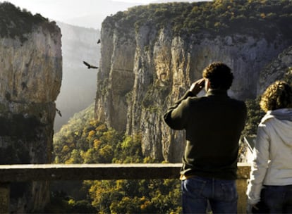 Observadores de aves en la Foz de Arbayún, en la sierra de Leire