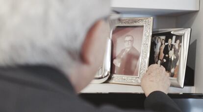 Alexis Galanos, de 78 años, es un alcalde grecochipriota exiliado de Famagusta. En la image, observa una foto de él cuando era joven.