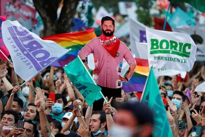 Un maniquí con la imagen del candidato Gabriel Boric, durante el mitin de clausura de su campaña en Santiago.