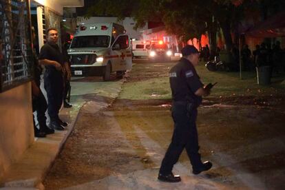 Policías resguardan el Centro de Reinserción Social de Cancún.