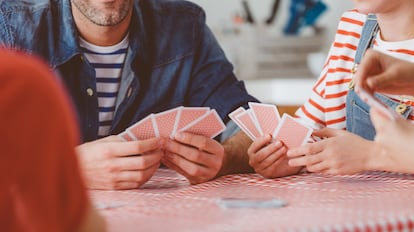 Artículo de EL PAÍS Escaparate que describe el juego de cartas familiar 'UNO', perfecto para el verano.
