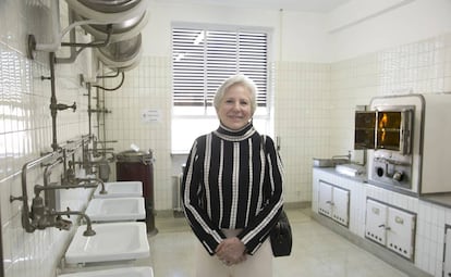 Carmen Negrín, en el restaurado laboratorio de su abuelo Juan Negrín en la Facultad de Medicina de la Complutense.