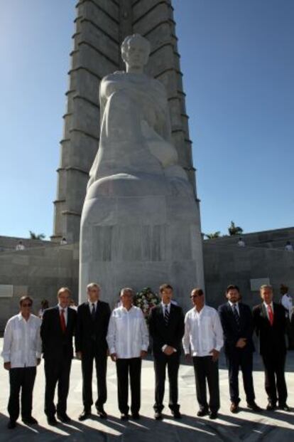Miembros de los gobiernos gallego y cubano, ante el monumento a Martí