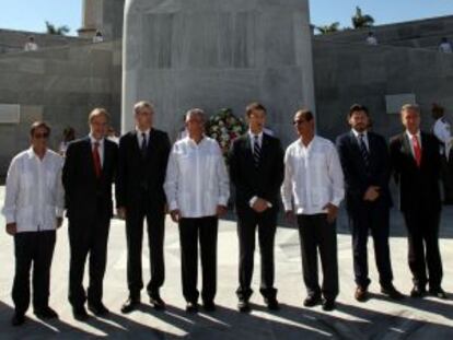Miembros de los gobiernos gallego y cubano, ante el monumento a Martí