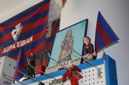 El altar al Eibar en la tienda Zorki.